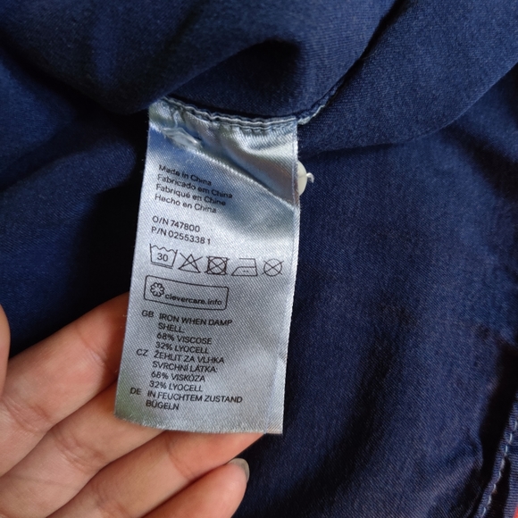 H&M Lyocell Navy Blue Cropped Long-Sleeve Collared Shirt - Picture 7 of 7